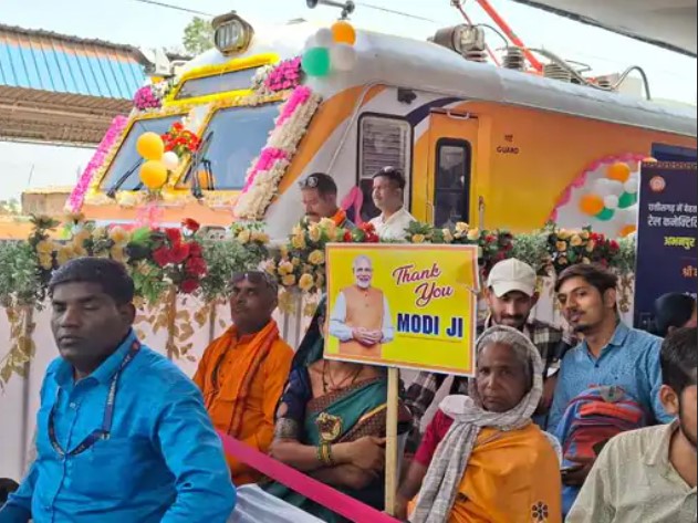 10 रुपए में नवा रायपुर टू अभनपुर...कई हाईटेक सुविधाएं:PM मोदी ने ट्रेन को दिखाई हरी-झंडी, बिना टिकट लिए चढ़े लोग, महिलाओं ने किया डांस