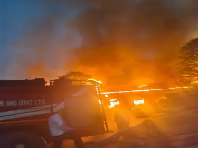 रायपुर में एक प्लाईवुड फैक्ट्री में भड़की आग,