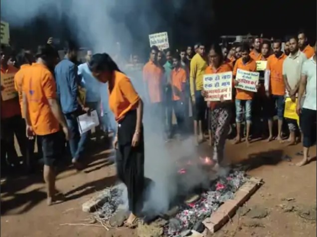 B.Ed सहायक शिक्षकों का प्रदर्शन:टीचर्स बोले-गोली मारकर किस्सा ही खत्म कर दे सरकार, कांग्रेस बोली- नौकरी के लिए अंगारों पर चल रहे युवा, दुर्भाग्यजनक