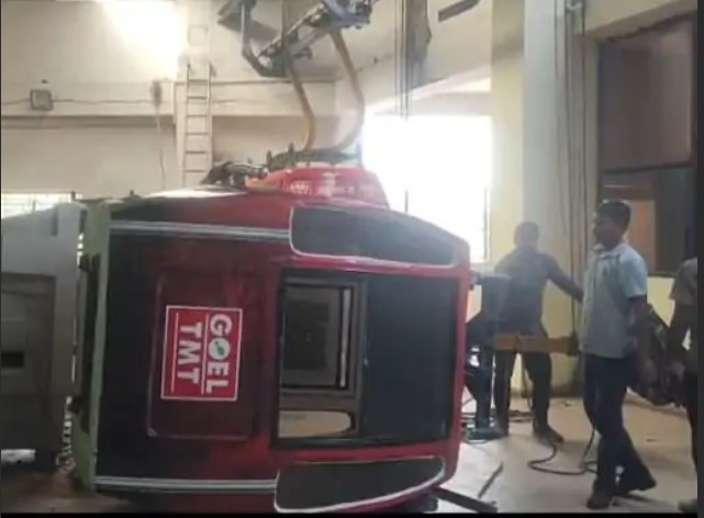 डोंगरगढ़ में रोप-वे ट्रॉली टूटकर गिरी:बाल-बाल बचे पूर्व गृहमंत्री पैकरा; प्रदेश महामंत्री भारत वर्मा को गंभीर चोट, रायपुर रेफर