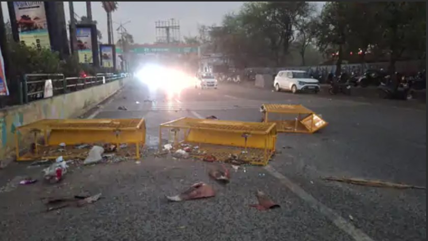 आंधी-तूफान से बेमेतरा में 2 की मौत...पेड़-होर्डिंग्स गिरे:कई शहरों में 10 घंटे ब्लैकआउट, रायपुर में शेड गिरा, कारें दबी, 3 दिन ऐसा ही मौसम