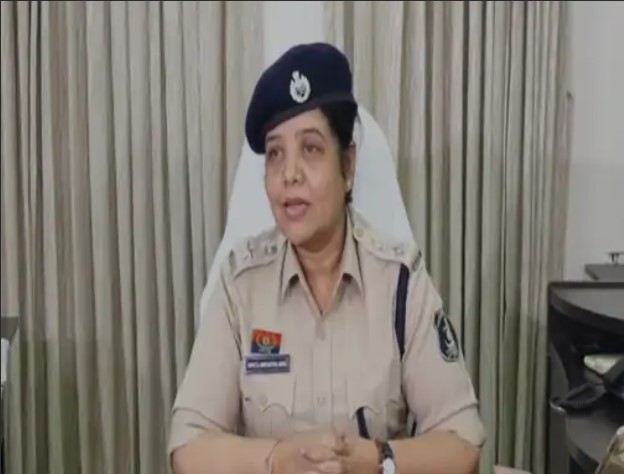 ट्रेन के सेकेंड-क्लास में सीट बुक कर चोरी