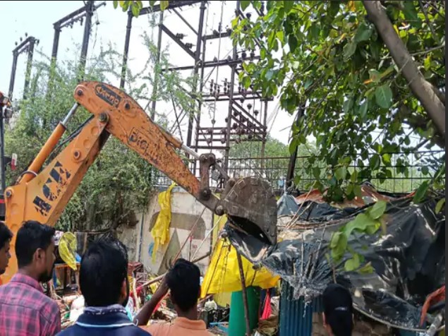 रायपुर में अवैध कब्जों पर चला बुलडोजर