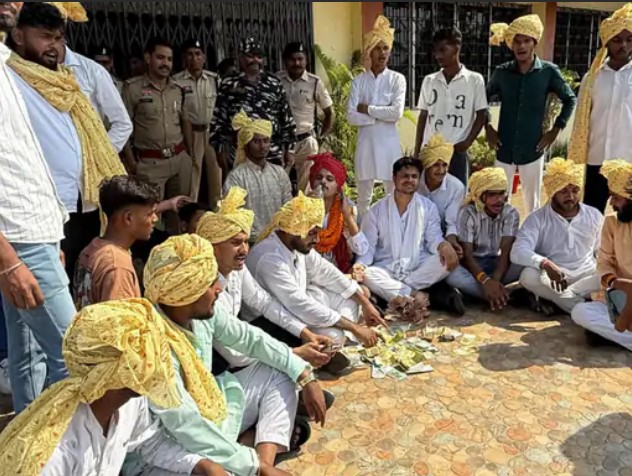 NSUI ने निकाली इंदिरा-गांधी कृषि यूनिवर्सिटी के कुलपति की बारात:भ्रष्टाचार की बेटी से कराई शादी, दहेज में 7 करोड़ लेने का लगाया आरोप