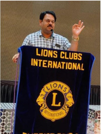 लायंस क्लब चांपा  के नवनियुक्त अध्यक्ष संतोष कुमार सोनी को स्वर्णकार समाज की ओर से बधाई देने तांता लगा रहा।  संतोष सोनी की नियुक्ति सर्वसम्मति से होना नेतृत्व क्षमता और अनुभव का प्रमाण हैं ।