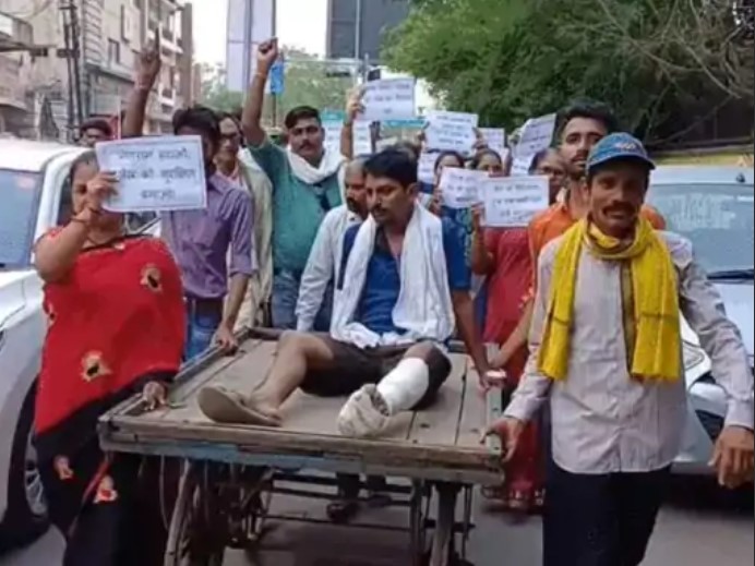 जेल शिक्षक सस्पेंड न्यायिक रिमांड पर मारपीट