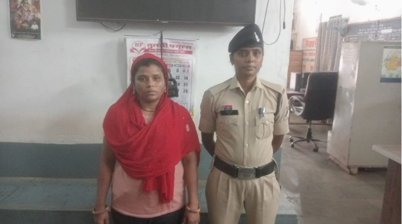 अवैध रूप से भारी मात्रा में मादक पदार्थ गांजा बिक्री करने हेतु ले जाते हुये महिला गिरफ्तार