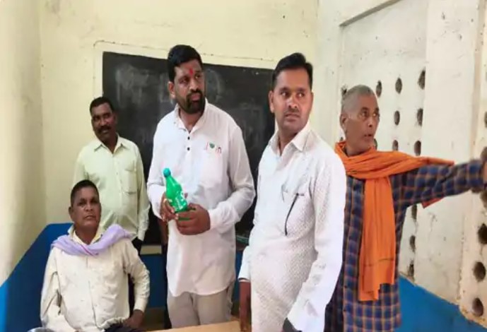 स्प्राइट की बॉटल में शराब भरकर स्कूल पहुंचा प्रधान-पाठक,