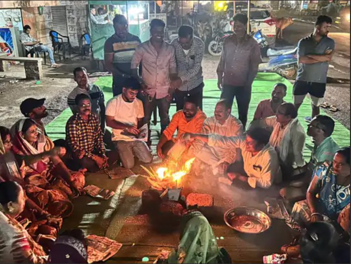 शराब दुकान के विरोध में ग्रामीणों का अनूठा प्रदर्शन