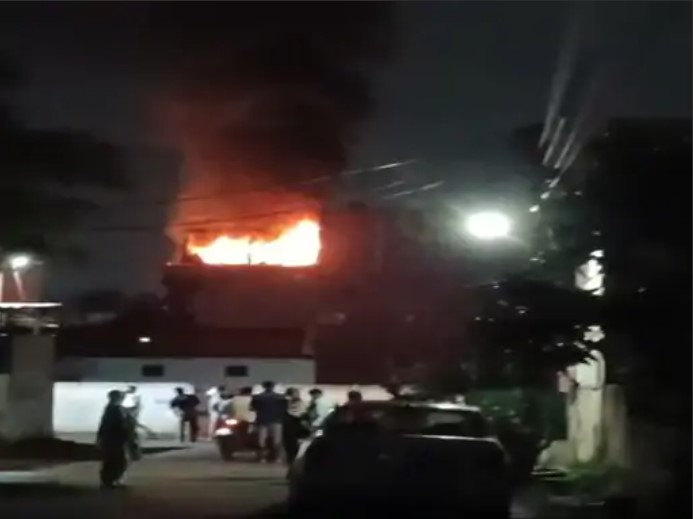 रायपुर में गैस-गोदाम से सटे के घर पर आग