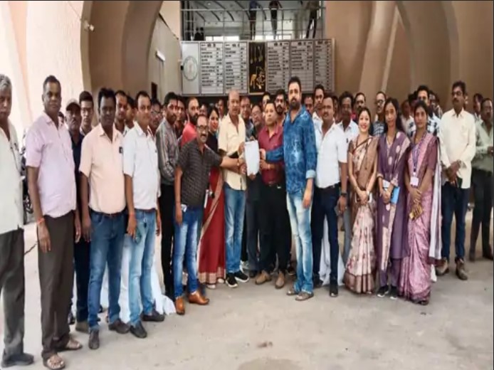इंद्रावती भवन में फूटा कर्मचारियों का आक्रोश:11 सूत्रीय मांगों को लेकर सांकेतिक हड़ताल,
