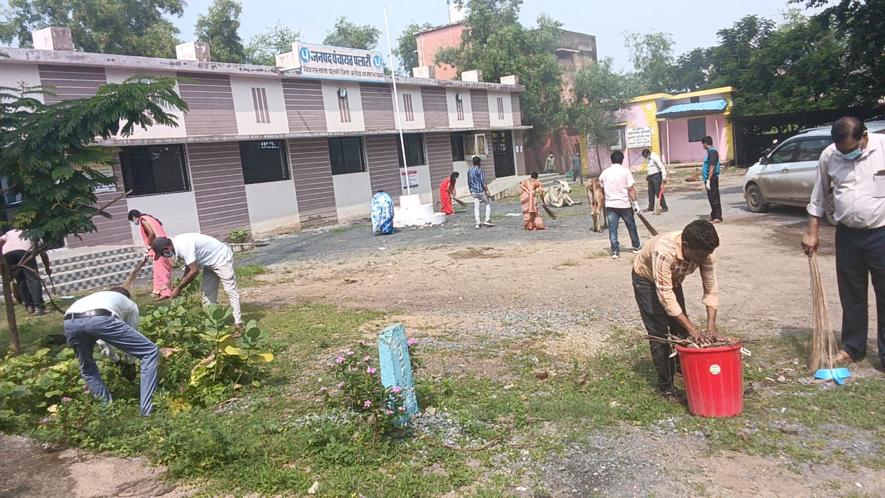जनपद पंचायत पलारी में स्वच्छता अभियान चलाया गया 