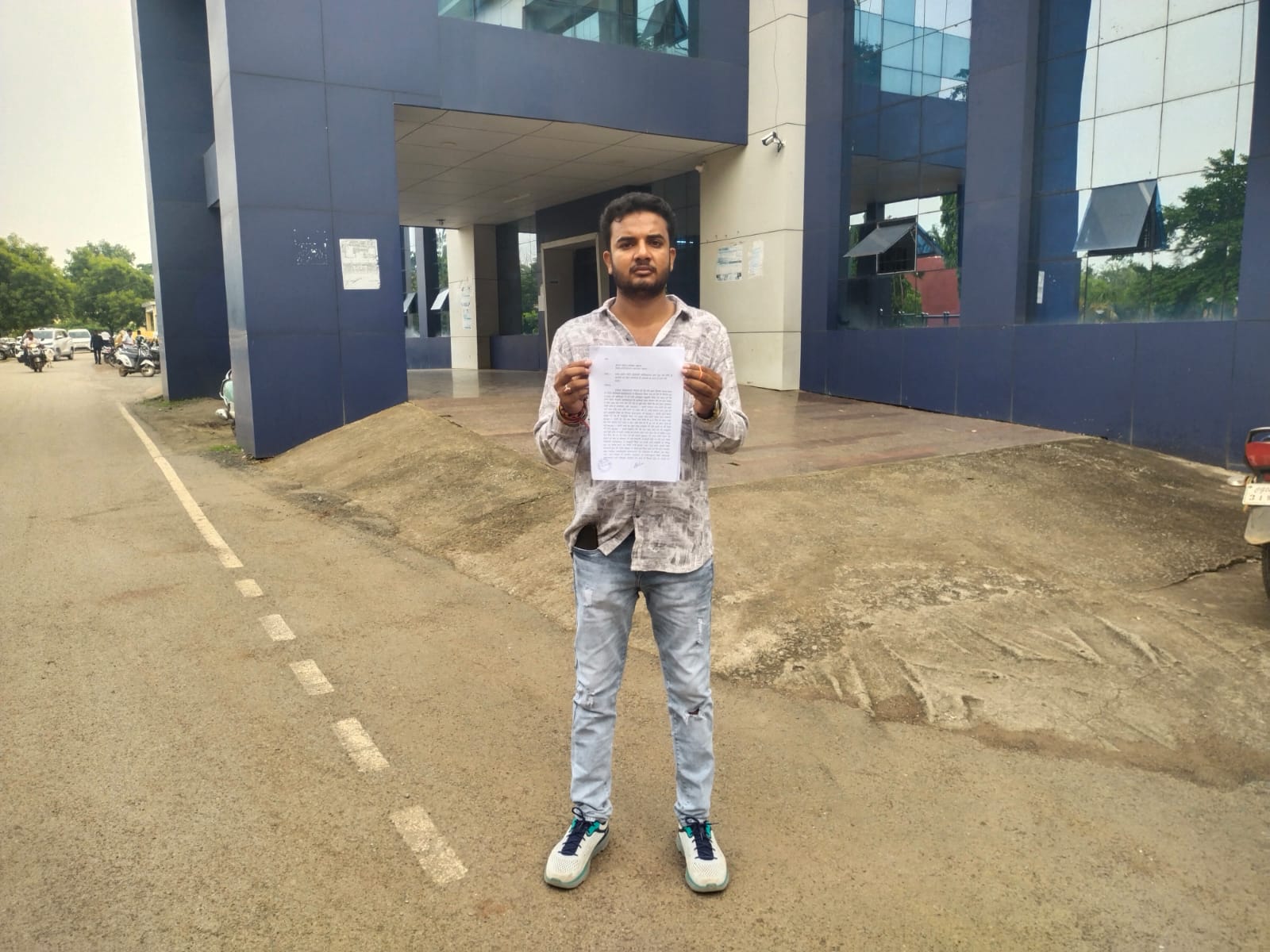 थाने मे कानून का गला घोंटा गया,प्रभारी के खिलाफ उठी जांच की मांग  पीड़ित के ट्रक-ट्रॉली गायब, लूट के आरोपी आज़ाद