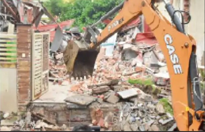 सूदखोर तोमर ब्रदर्स का अवैध निर्माण ढहाया