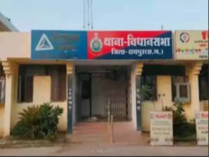 रायपुर में इंजीनियर के ऊपर फेंका जिंदा सांप: