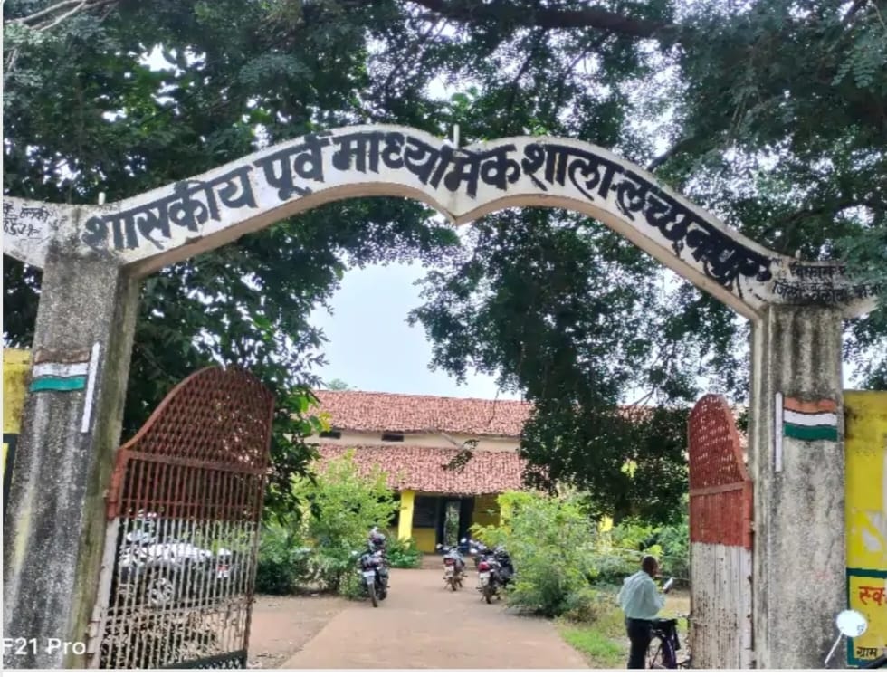 लछनपुर में 78 बच्चों को कुत्ते का जूठा खाना परोसे जाने का मामला