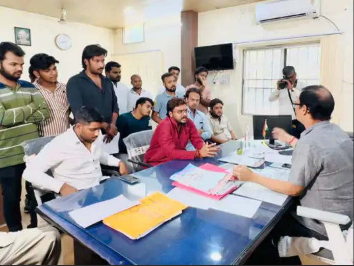 NSUI कार्यकर्ताओं ने निगम को दिया अल्टीमेटम:अमलीडीह एक्सप्रेस-वे जॉइंट रोड का निर्माण जल्द कराने की मांग