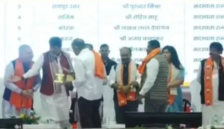 भाजपा के वरिष्ठ नेता&lsquo;अजय चंद्राकर ने भरे मंच में लौटाया सम्मान, जामवाल और किरण देव को जमकर सुनाई खरी खोटी&rsquo;?.. कांग्रेस के वीडियो पर अब कुरुद विधायक ने दी ये प्रतिक्रिया