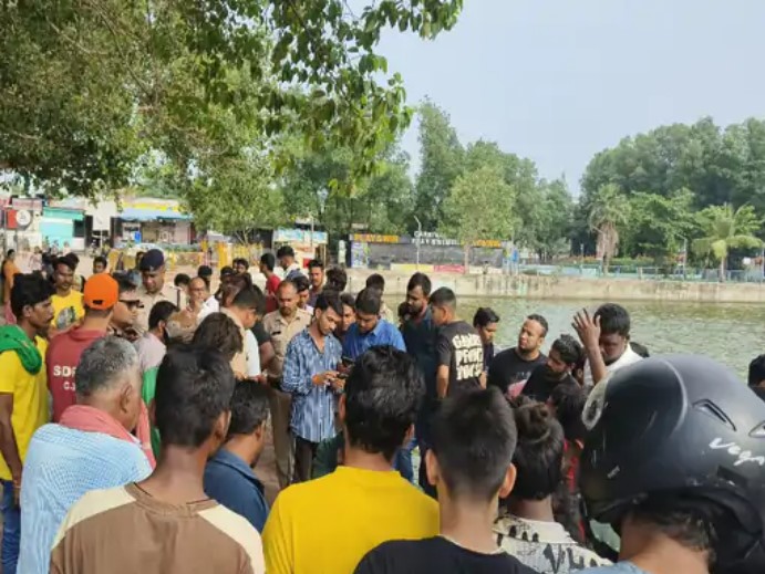 मरीन ड्राइव में शराब पीकर छुट्टी मनाने आया युवक डूबा