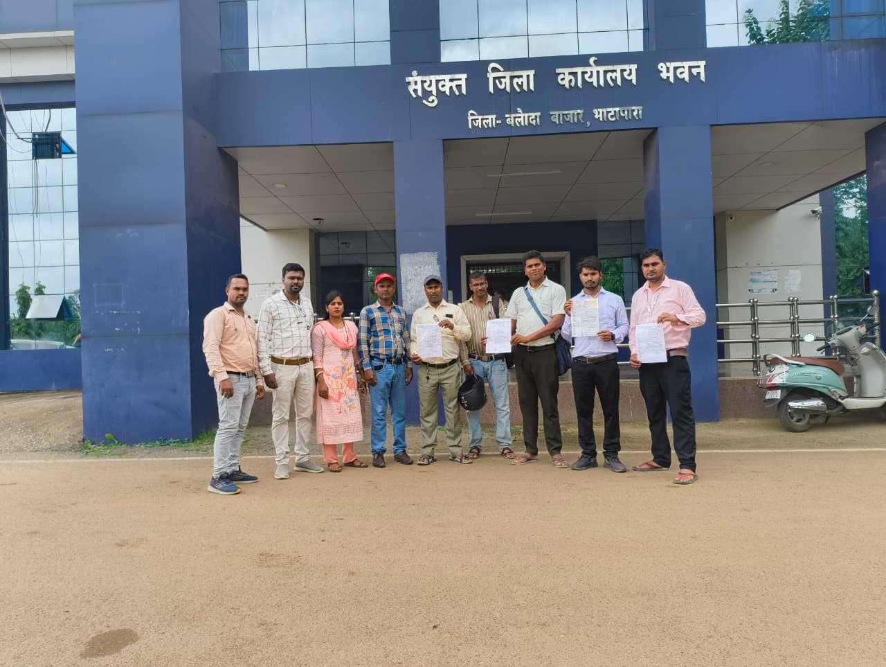 आवास मित्रों की प्रोत्साहन राशि भुगतान को लेकर कलेक्टर को सौंपा गया आवेदन