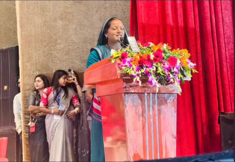 पंडित दीनदयाल ऑडिटोरियम में तीजा-पोरा तिहार:महिलाओं ने जमकर लगाए ठुमके,