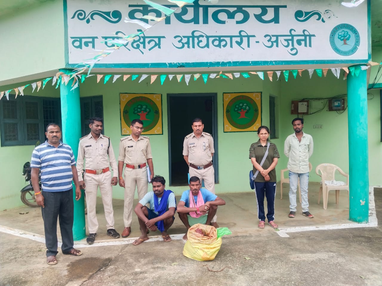 वन्य प्राणी शिकारियों पर वन विभाग कार्यवाही,चीतल मांस सहित दो आरोपी गिरफ्तार,एक फरार