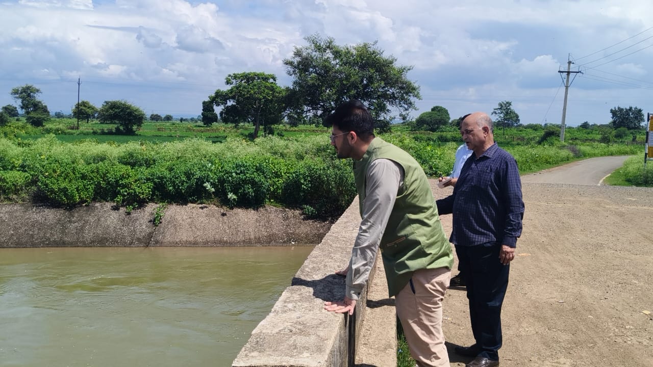  खरीफ खेती के लिए  नहर से पानी पहुंचाने प्रशासन की टीम मुस्तैद  कलेक्टर ने महानदी मेन केनाल एवं शाखा नहर का लिया जायजा