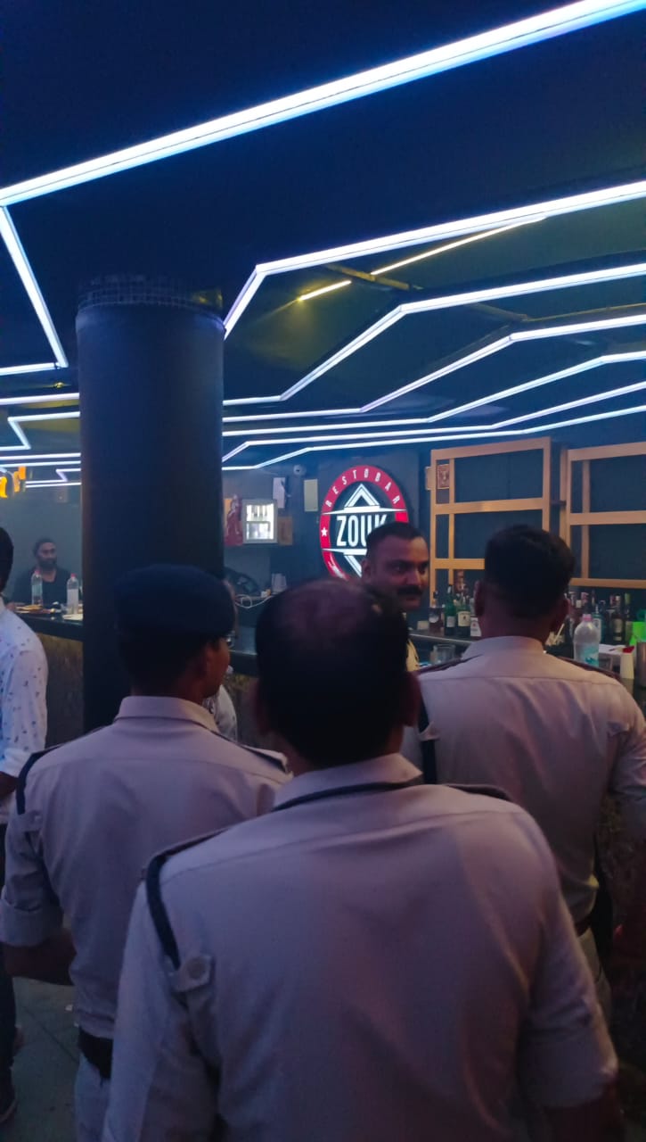 निर्धारित समयावधि के बाद भी नियमों का उल्लंघन कर क्लब, ढाबा, रेस्टोरेंट एवं होटल संचालित करने वालों पर रायपुर पुलिस की कार्यवाही