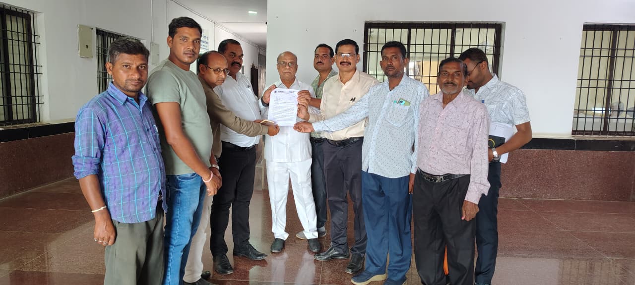 बलौदाबाजार के गैस वितरकों ने पेट्रोलियम मंत्रालय के नाम कलेक्टर कों सौंपा ज्ञापन  सेवा शुल्क में वृद्धि नहीं तो एलपीजी डिस्ट्रीब्यूटर्स करेंगे अनिश्चितकालीन आंदोलन