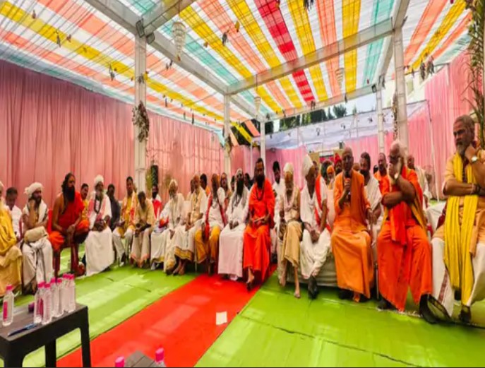 अमित बघेल को संतों ने बताया गलत, 5 हजार इनाम