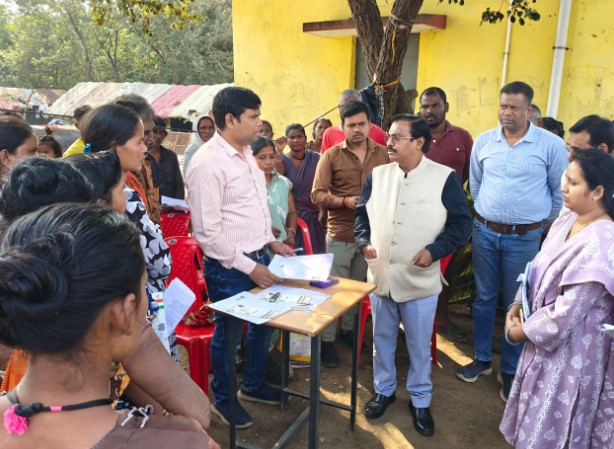 कमिश्नर महादेव कावरे ने पलारी एवं बलौदाबाजार तहसील में एसआईआर कार्य  का किया निरीक्षण दस प्रतिशत से कम डिजिटाइजेशन करने वाले 28 बीएलओ व अविहित अधिकारी को नोटिस जारी करने के निर्देश