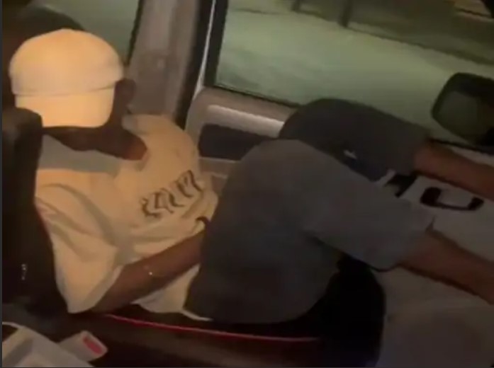 रायपुर में पुलिस जीप में शराबखोरी