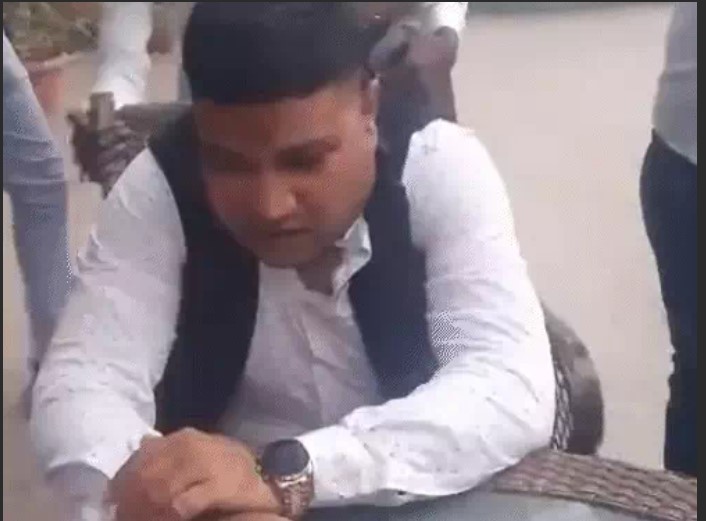 रायपुर के होटल कारोबारी को नग्नकर पीटा