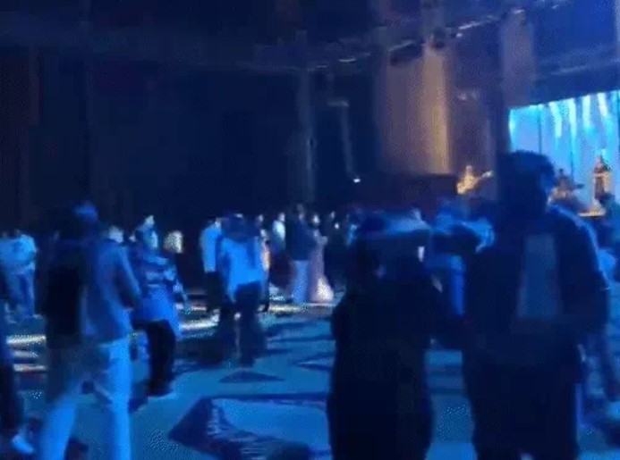 न्यू-ईयर सेलिब्रेशन&hellip;होटल-पब्स में DJ पर डांस कर रहे युवा