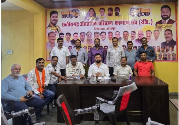 सिलतरा से अंबेडकर चौक तक गूंजेगी हक की आवाज  बिचौलिया प्रथा और अवैध वसूली के खिलाफ परिवहन संघ का अनिश्चितकालीन शंखनाद  पांच सूत्रीय मांगों को लेकर 18 मार्च से राजधानी में चक्का जाम की चेतावनी