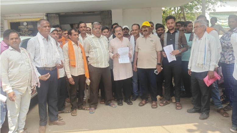 खैरागढ़ में खाद-केसीसी घोटाले का आरोप, सैकड़ों किसान पहुंचे कलेक्ट्रेट