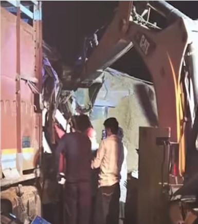 भीषण सड़क हादसा: हाइवा-ट्रक की टक्कर में 3 की दर्दनाक मौत