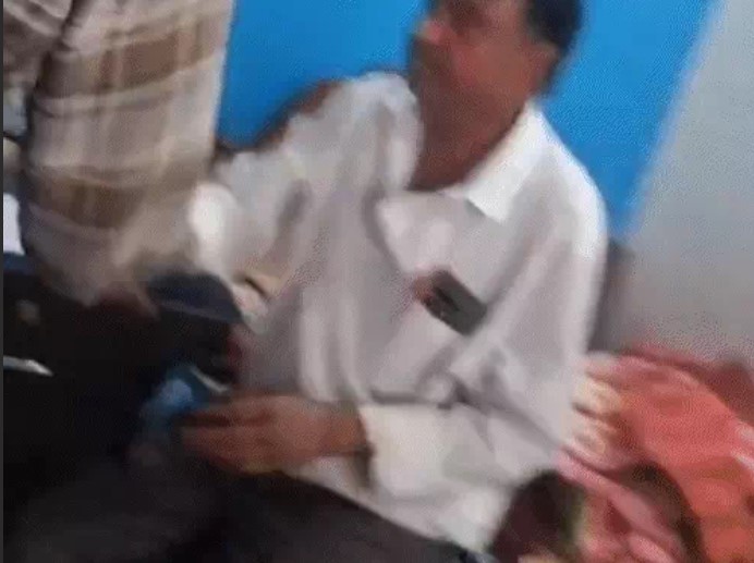 डिस्ट्रिक्ट हॉस्पिटल के ड्रेसर का 5000 रिश्वत लेते