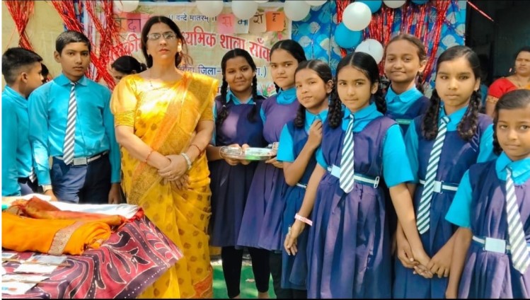 शिक्षा की &lsquo;चंचल&rsquo; पहल: सांकरा के सरकारी स्कूल में नवाचारों से लौटी पढ़ाई की रौनक  भावनात्मक जुड़ाव, कला आधारित शिक्षा और सामाजिक अभियानों से बदली तस्वीर; बच्चों को मिली सपनों की नई उड़ान
