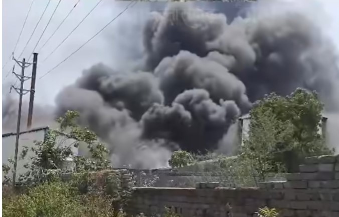 सड्डू की प्लास्टिक फैक्ट्री में भीषण आग, इलाके में मची अफरा-तफरी  घंटों मशक्कत के बाद आग पर काबू, समय रहते खाली कराई गई फैक्ट्री