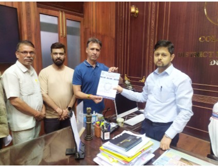नवीन ट्रेड लाइसेंस व्यवस्था पर व्यापारियों ने रखा सुझाव, जिलाधीश को सौंपा ज्ञापन 