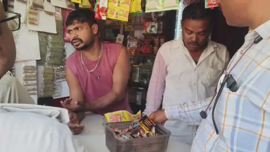 स्कूलों के बाहर बिक रहा था तंबाकू-गुटखा