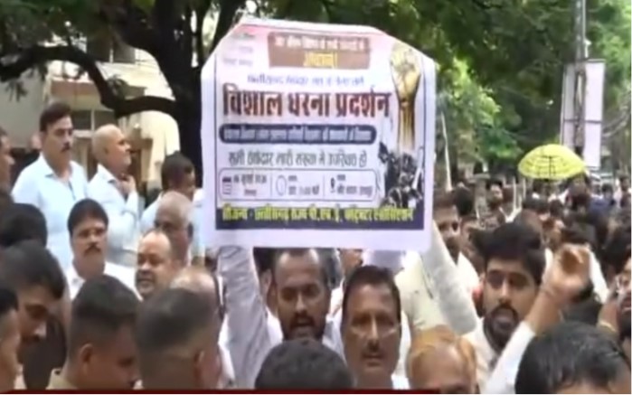 भुगतान अटका तो सड़क पर उतरे ठेकेदार, पीएचई मुख्यालय के बाहर जोरदार प्रदर्शन  बिलों के भुगतान में देरी से बढ़ी नाराजगी, आर्थिक संकट का हवाला देकर ठेकेदारों ने विभाग पर वादाखिलाफी का लगाया आरोप।