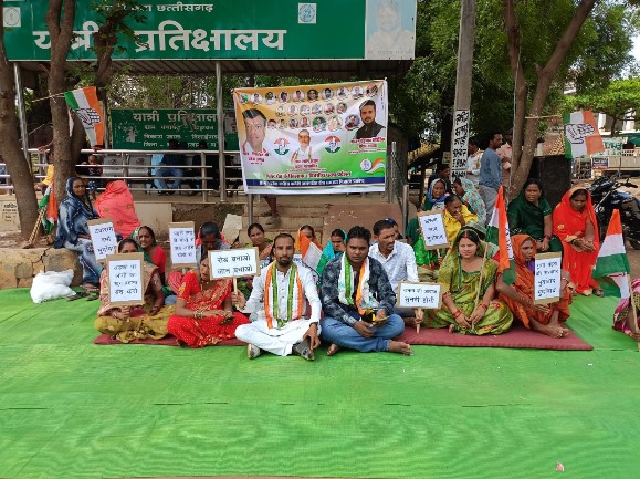 जर्जर सड़क पर फूटा ग्रामीणों का गुस्सा, सरसीवा&ndash;पेंड्रावन मार्ग के लिए सड़क पर उतरे लोग   नागिन चौक पर कांग्रेस नेताओं व ग्रामीणों का एक दिवसीय शांतिपूर्ण धरना, जल्द मरम्मत नहीं होने पर आंदोलन तेज करने की चेतावनी
