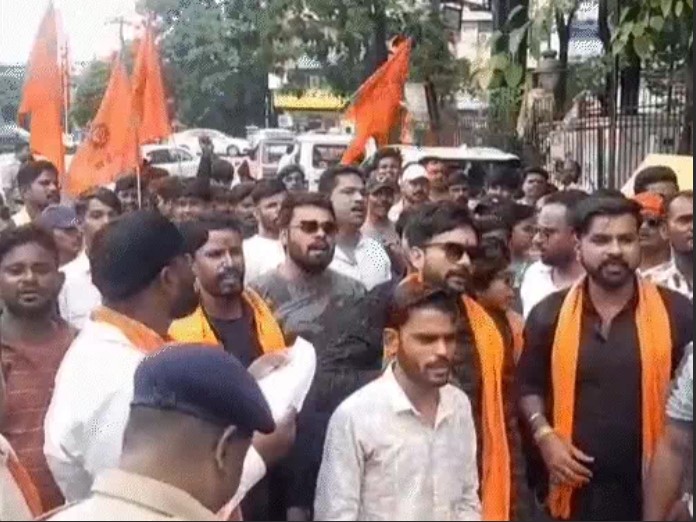 नकटी कार्रवाई का विरोध करने पर बजरंग-दल पदाधिकारी हटाए गए: