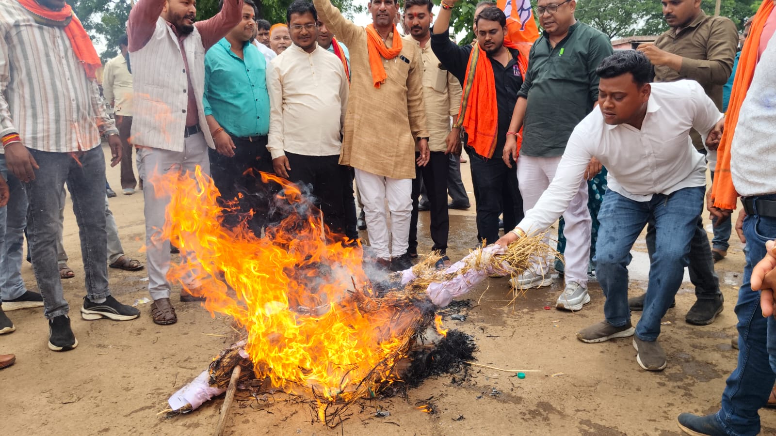 नकटी विवाद पर भाजपा का कांग्रेस पर तीखा हमला, धरसींवा में भूपेश बघेल का पुतला दहन  कांग्रेस शासनकाल में गरीबों के आशियाने उजाड़े गए, अब राजनीतिक लाभ के लिए संवेदना जताई जा रही है-राकेश यादव