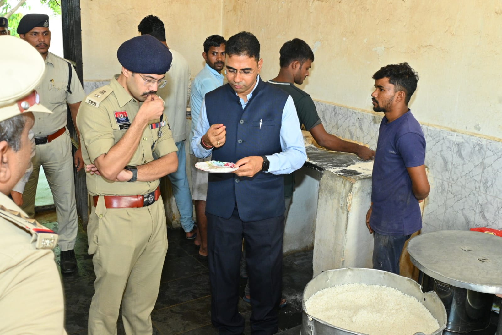 कलेक्टर -एसपी ने किया जिला जेल का निरीक्षण  बंदियों के लिये कौशल प्रशिक्षण शुरू कराने के निर्देश