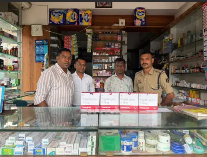 रायपुर के मेडिकल स्टोर्स में पुलिस-औषधि विभाग की सरप्राइज चेकिंग..