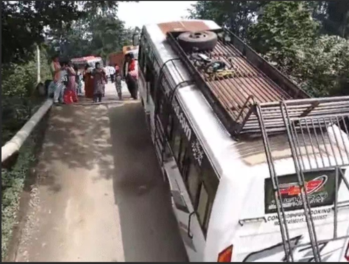 बारिश से जर्जर-पुल दो हिस्सों में ढहा, चलती बस फंसी