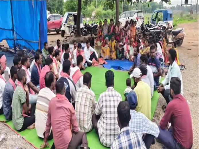 नकटी गांव प्रभावितों से मिले छत्तीसगढ़िया क्रांति सेना प्रमुख:
